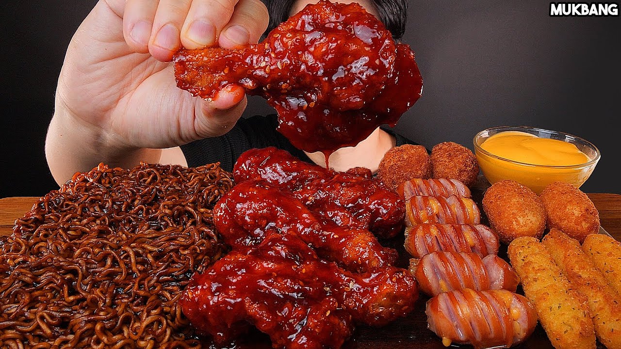 острая жареная курица и колбаса, лапша BLACK BEAN NOODLES SPICY CHICKEN SAUSAGE EATING ASMR MUKBANG