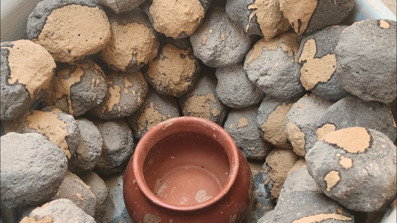 ASMR - gritty charcoal  texture dry tub and mini clay pot crumbling paste pouring  satisfying🩷✨