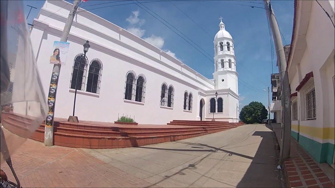 64 El Banco - Magdalena, sector catedral La Candelaria. Tour en moto por Colombia.