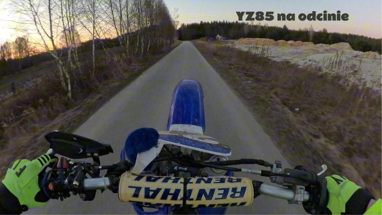 Katowanie YZ85 przy zachodzie słońca