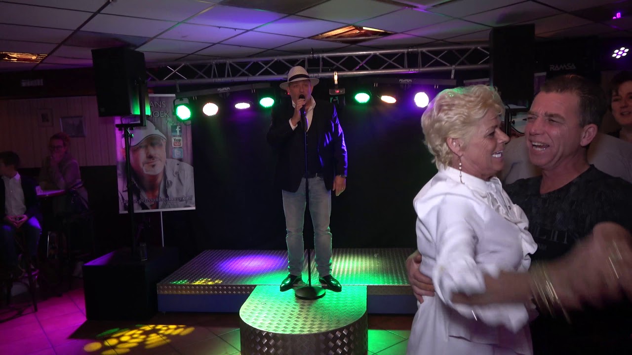 Leen Zijlmans zingt Zondagmiddag op een terrasje voor Hans Snoek en zijn gasten.