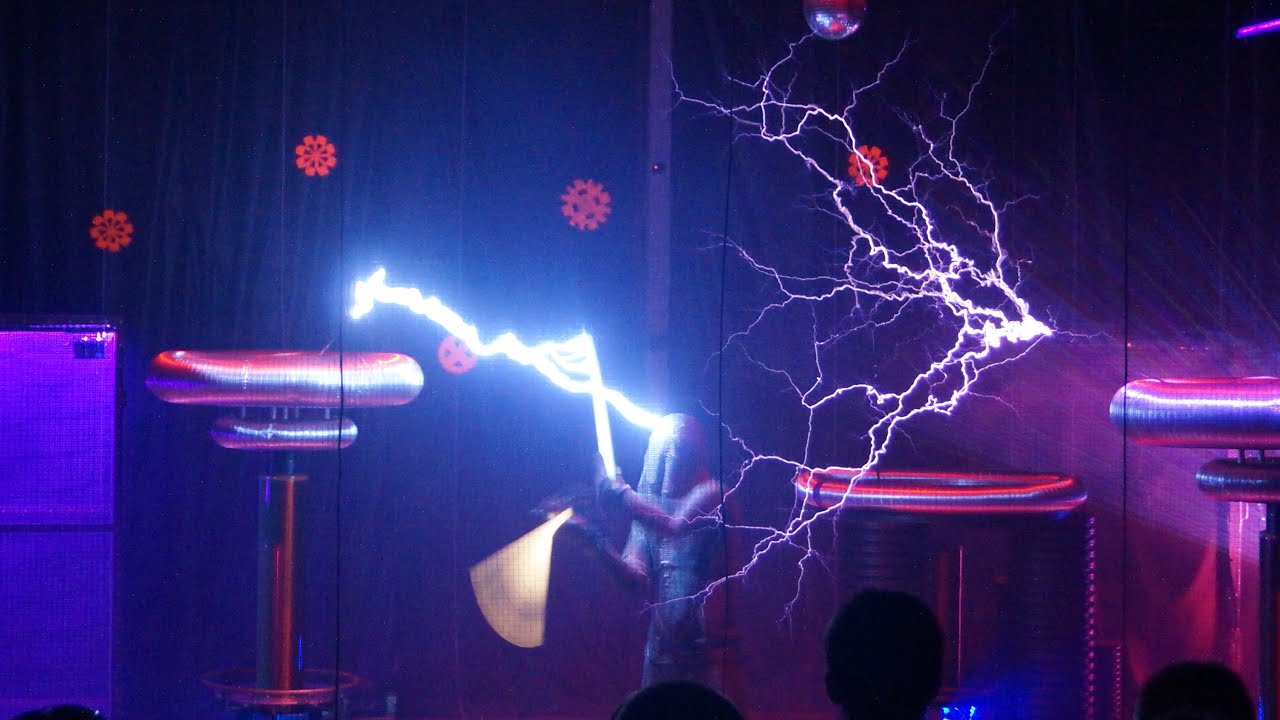 Шоу молний из катушек Tesla. Олимпийский парк.