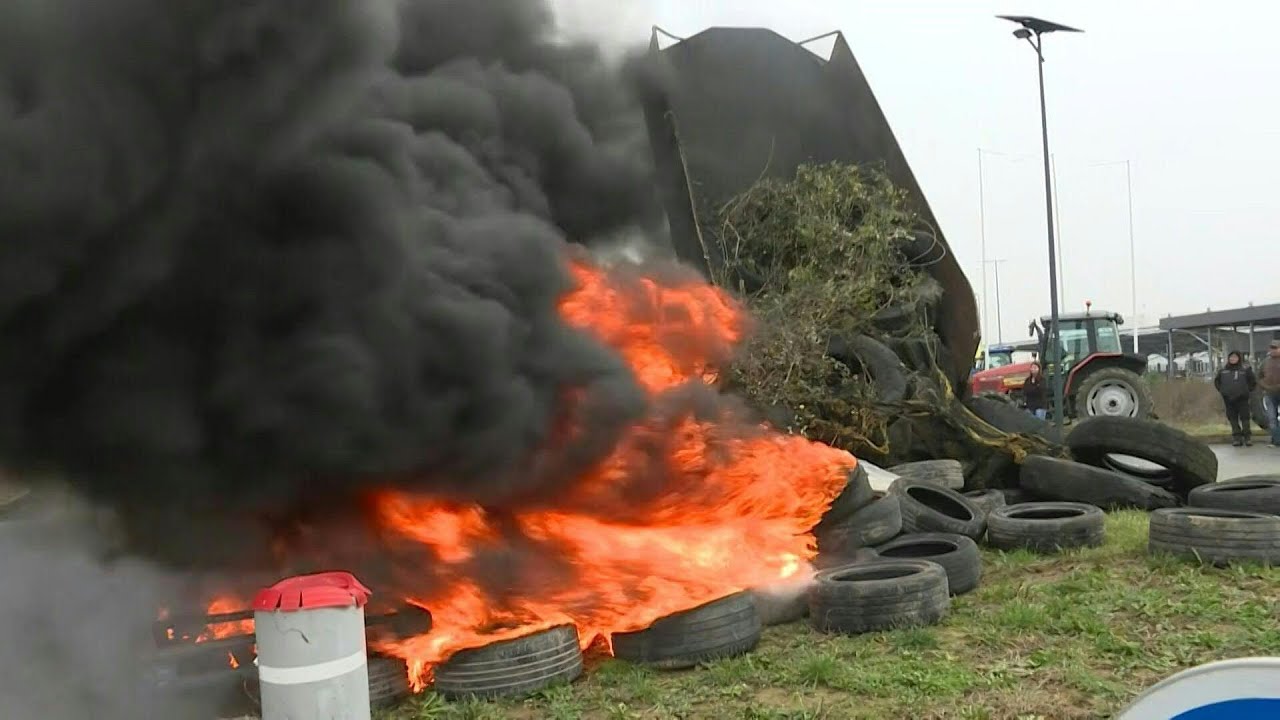 Des agriculteurs bloquent des entrepôts de Super U dans le Lot-et-Garonne | AFP Images