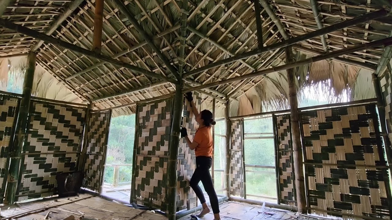 Building a house wall with many bamboo poles // Single mother builds a new life.