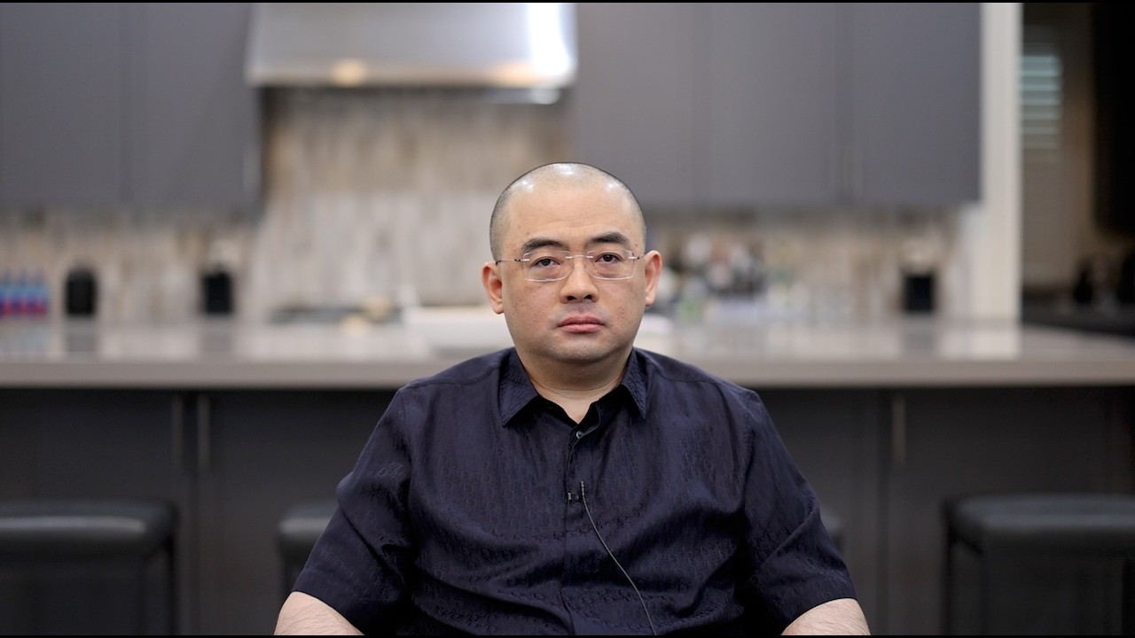 叙利亚电视台：《从空中看弗尔坎区被中国太阳能板覆盖屋顶》（20260415第8983期）