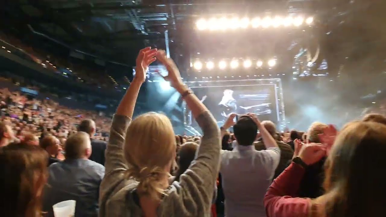 Elton John - Intro + Bennie and the Jets (live Barclays Hamburg, 2023-05-04)