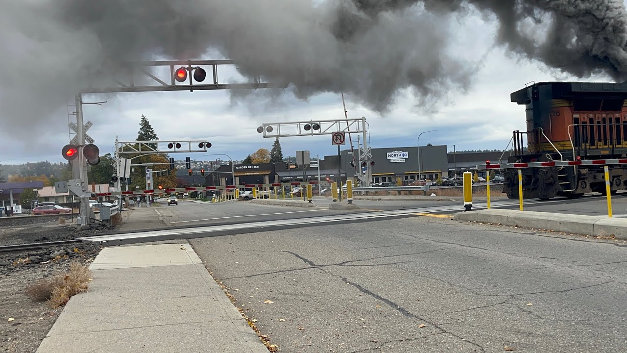 N Vista Rd Railroad Crossing Spokane Valley WA (TRAINS TURBO CATCH ON FIRE)￼ 