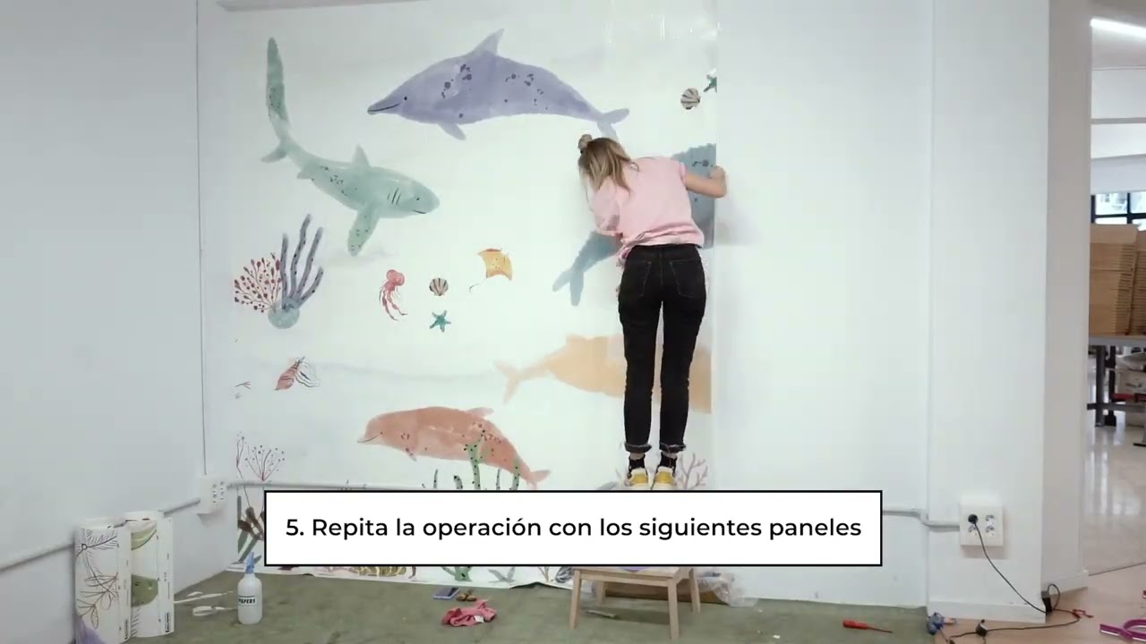 Como poner un papel pintado preencolado | Tutorial en espa&ntilde;ol