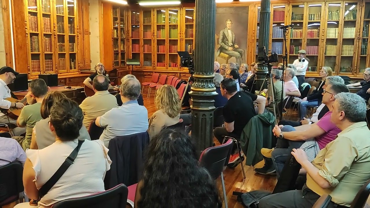 Manolo A. Vilches acompañado de Xosé Liz durante un momento do concerto homenaxe a L. E. Batallán.