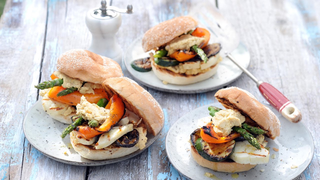 Halloumiburgers met gegrilde groenten en hummus - Allerhande
