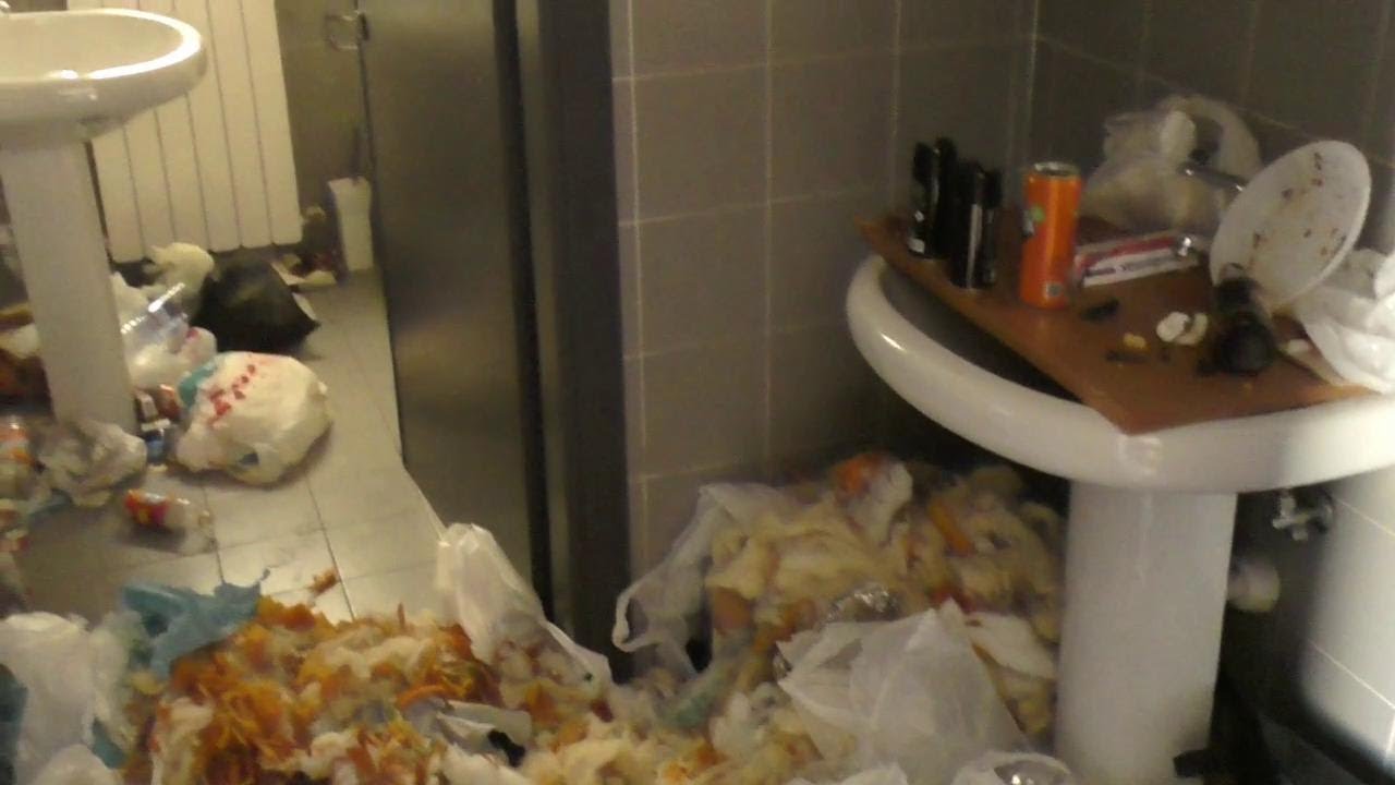 Modena, blitz della polizia all'ex Corradini: degrado e droga