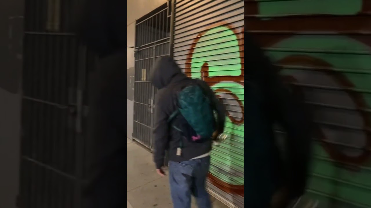 Fight while he doing graffiti 🤣🤣 #graffiti #bombing #city