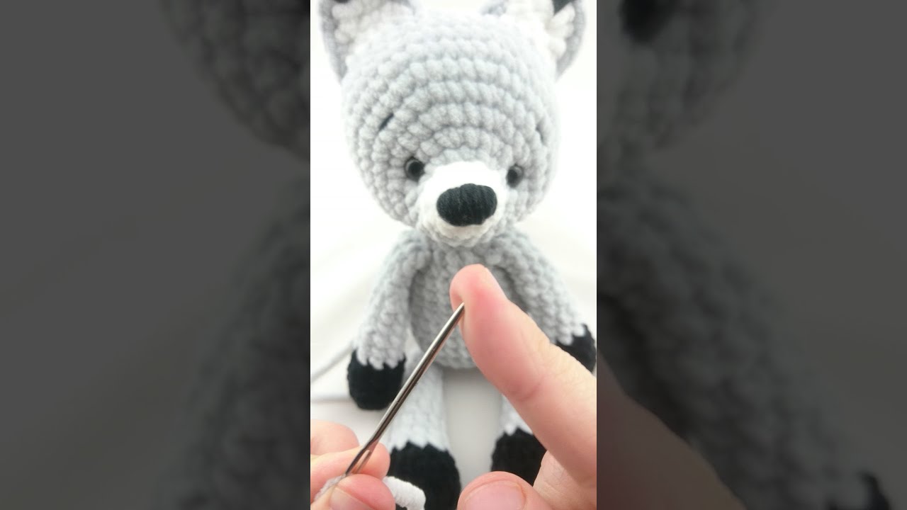 Bei Kuscheltieren den Kopf an den Körper annähen, Amigurumis, leami