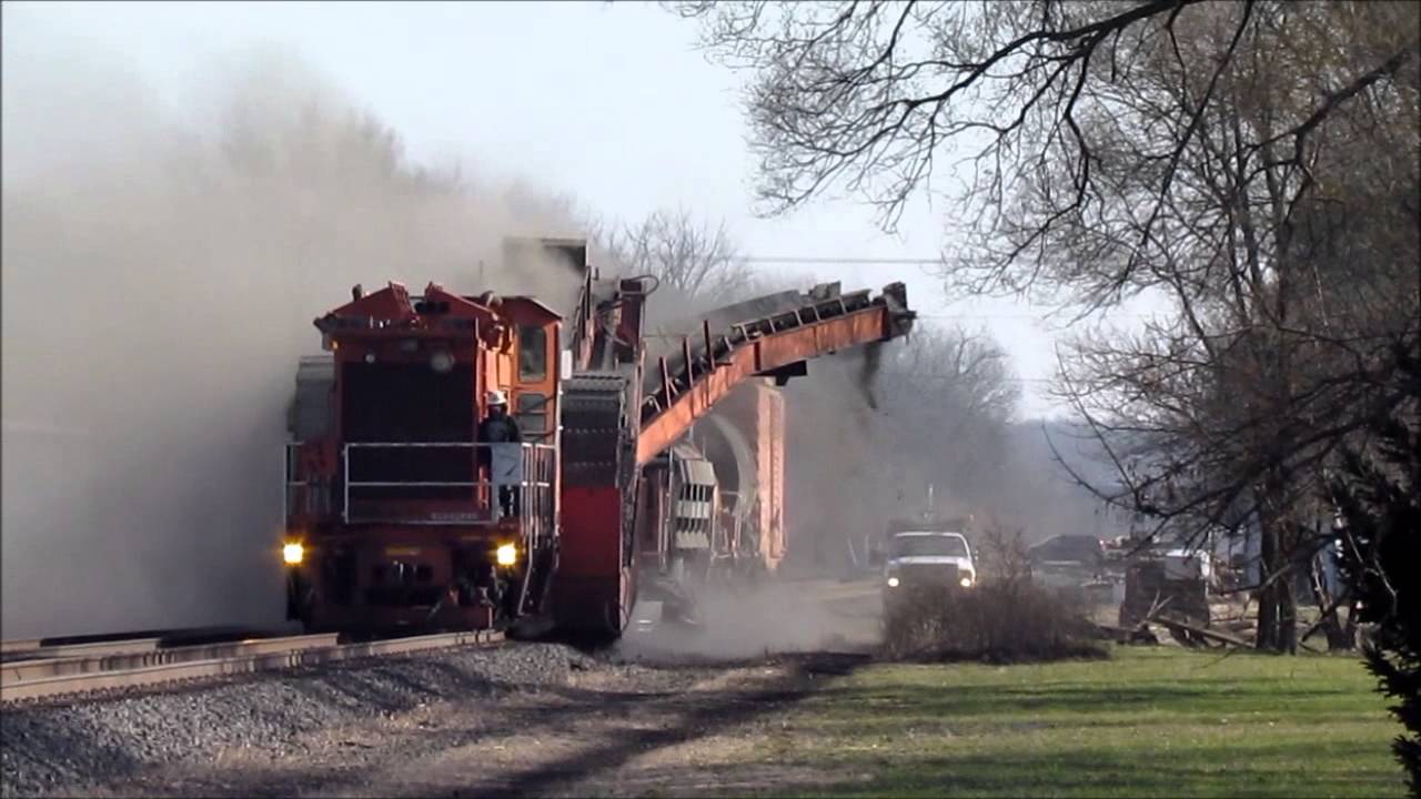 NS Ballast Cleaner Working in Chesterton, IN