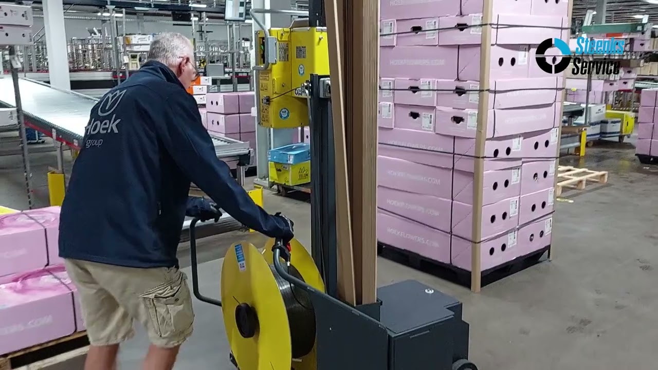 Aflevering Reisopack 2830 omsnoeringsmachines bij Hoek group