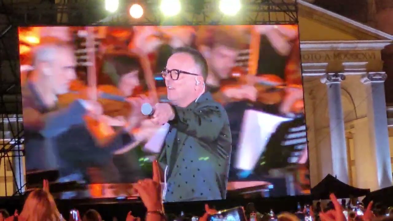 Gigi D'Alessio canta Un nuovo bacio in Piazza del Plebiscito a Napoli
