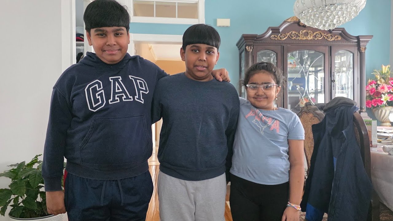 Три мушкетера строят пряничный домик и знакомятся с семьей Ники с YouTube в городе Шенектади, шта...