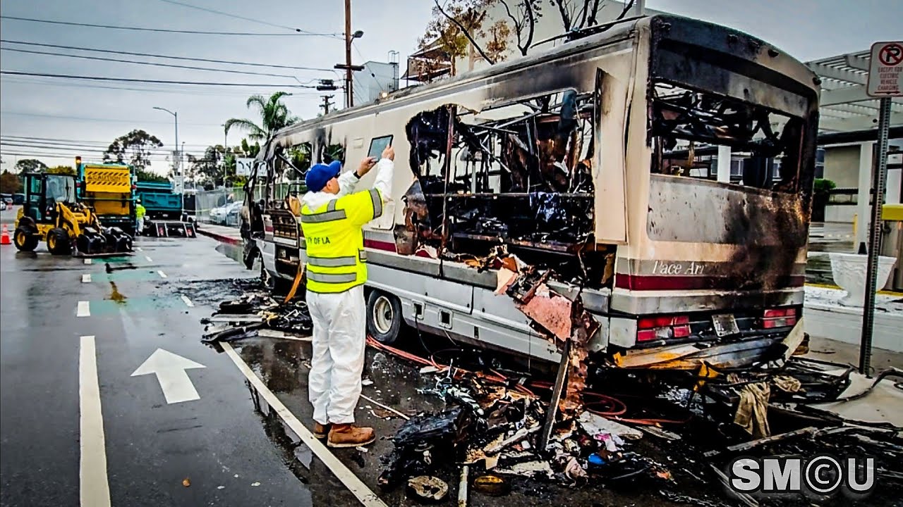 𝗥𝗩 𝗕𝗨𝗥𝗡𝗦 𝗗𝗢𝗪𝗡: Crews Demolish Charred Motorhome in Playa Vista