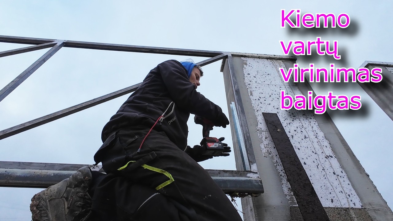 Gruodžio 8/ Kiemo vartų virinimas baigtas prasideda apdaila/ Malkų pjovimas