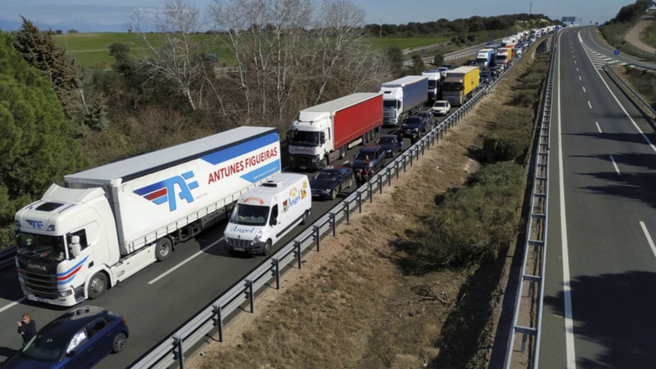 Farmers block highways in Spain to protest low food prices