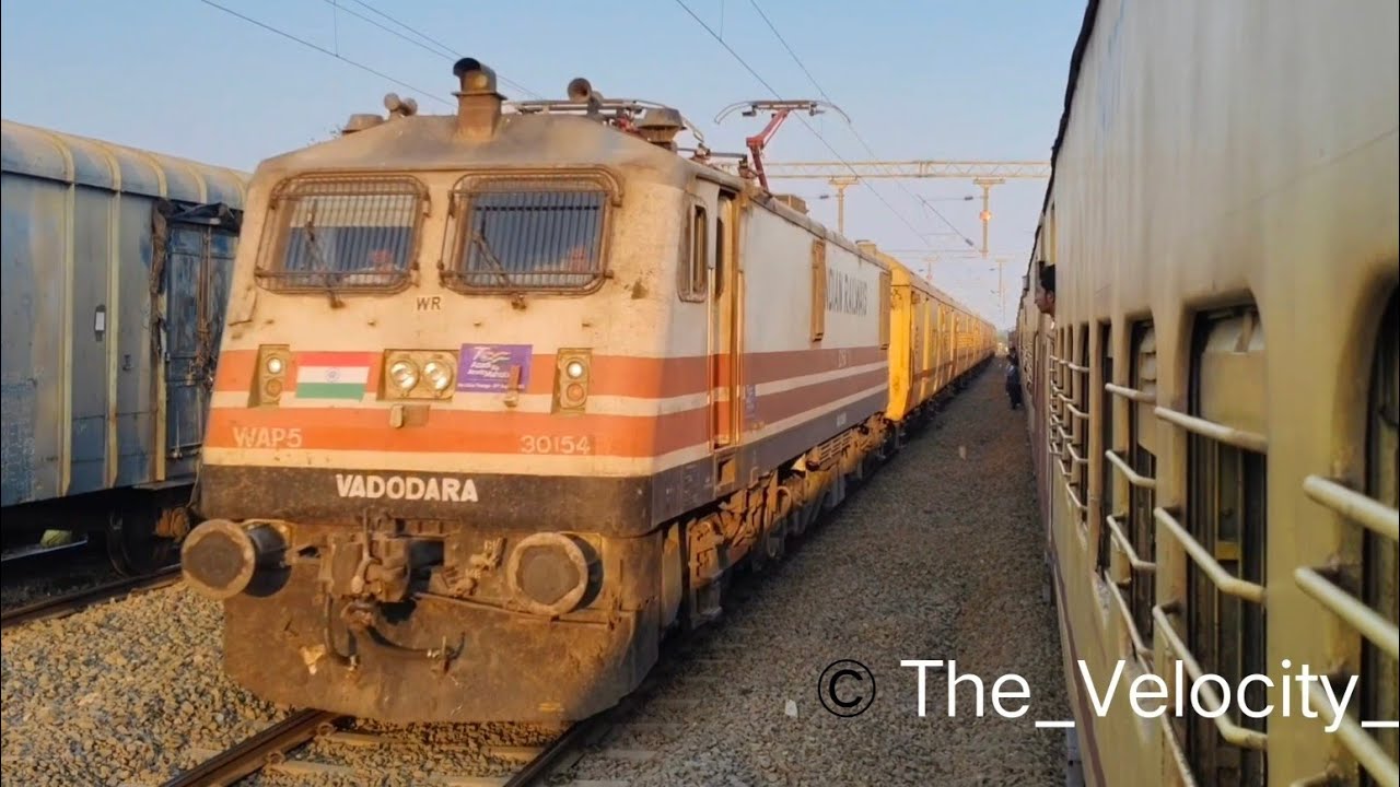 59270 Bhavnagar - Palitana Passenger arriving Vartej Station #bhavnagar #heritage #traintravel #vlog