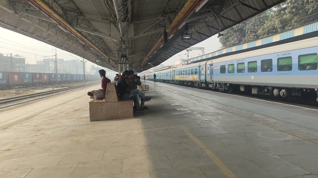 SAMNE MUMBAI TO SURAT INTERCITY EXPRESS • VAPI RAILWAY STATION SE NIKALTI HUI •SIDE SE MAL GADI •🔥