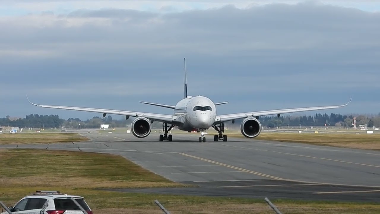 The Weather Can't Stop This Plane SQ298  08/08/25