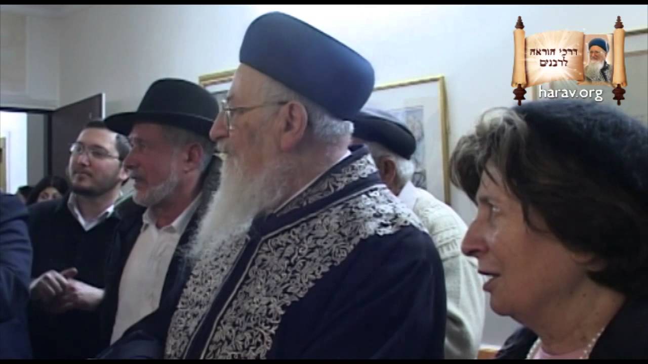 חנוכה | וידיאו מדהים - הדלקת נרות חנוכה בבית מרן הרב מרדכי אליהו