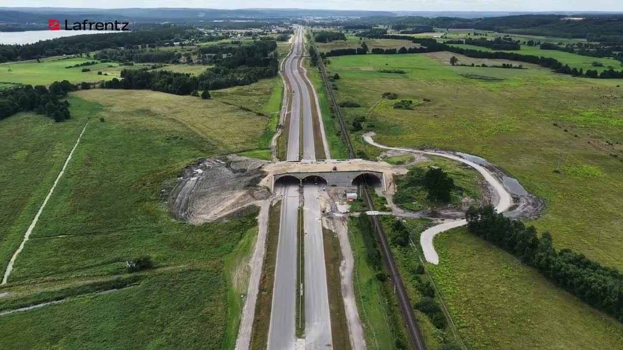 Budowa drogi ekspresowej S6 Zad. 5. odc. Leśnice - Bożepole Wielkie - film z powietrza 07.2025