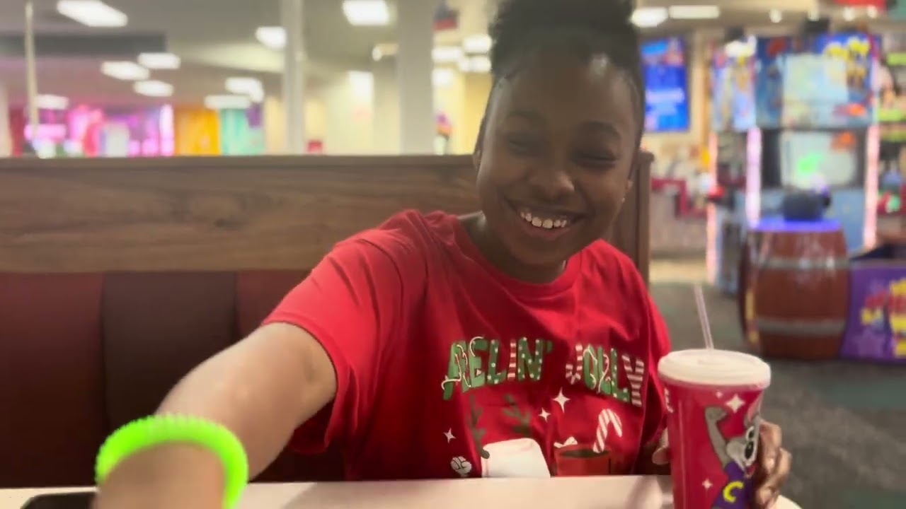 I KEPT GETTING THE JACKPOT AT CHUCK E CHEESE! I went to Chuck E. Cheese for Christmas   Eve!😃