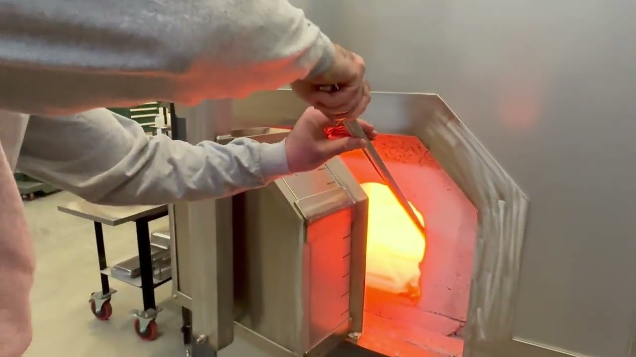 Pulling Cane with a Soft Color (G138) - Glassblowing with Punty Up