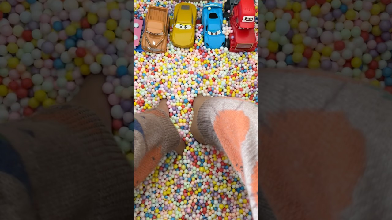 Satisfying Toy - Golden Guard Minion Surprise Ball #toys #satisfying #surprisetoys #minions