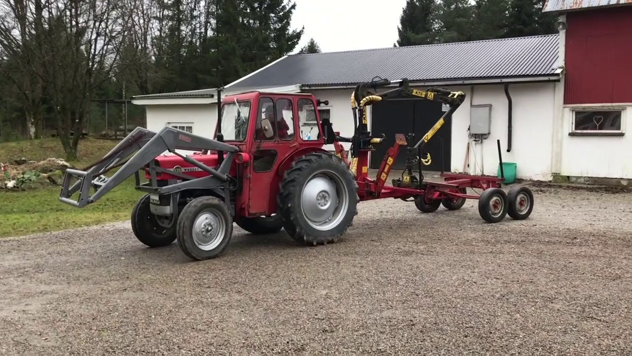 Köp Traktor Massey Ferguson 135 med lastare och huggarvagn på Klaravik