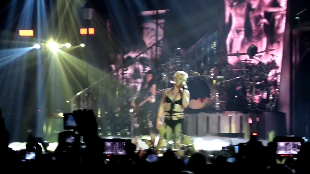 Try - P!nk in Oslo (microphone fell)