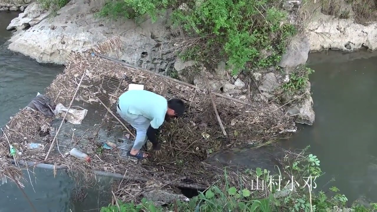小伙清理河道铁网垃圾，不料翻开一看真是惊喜连连，发大财了