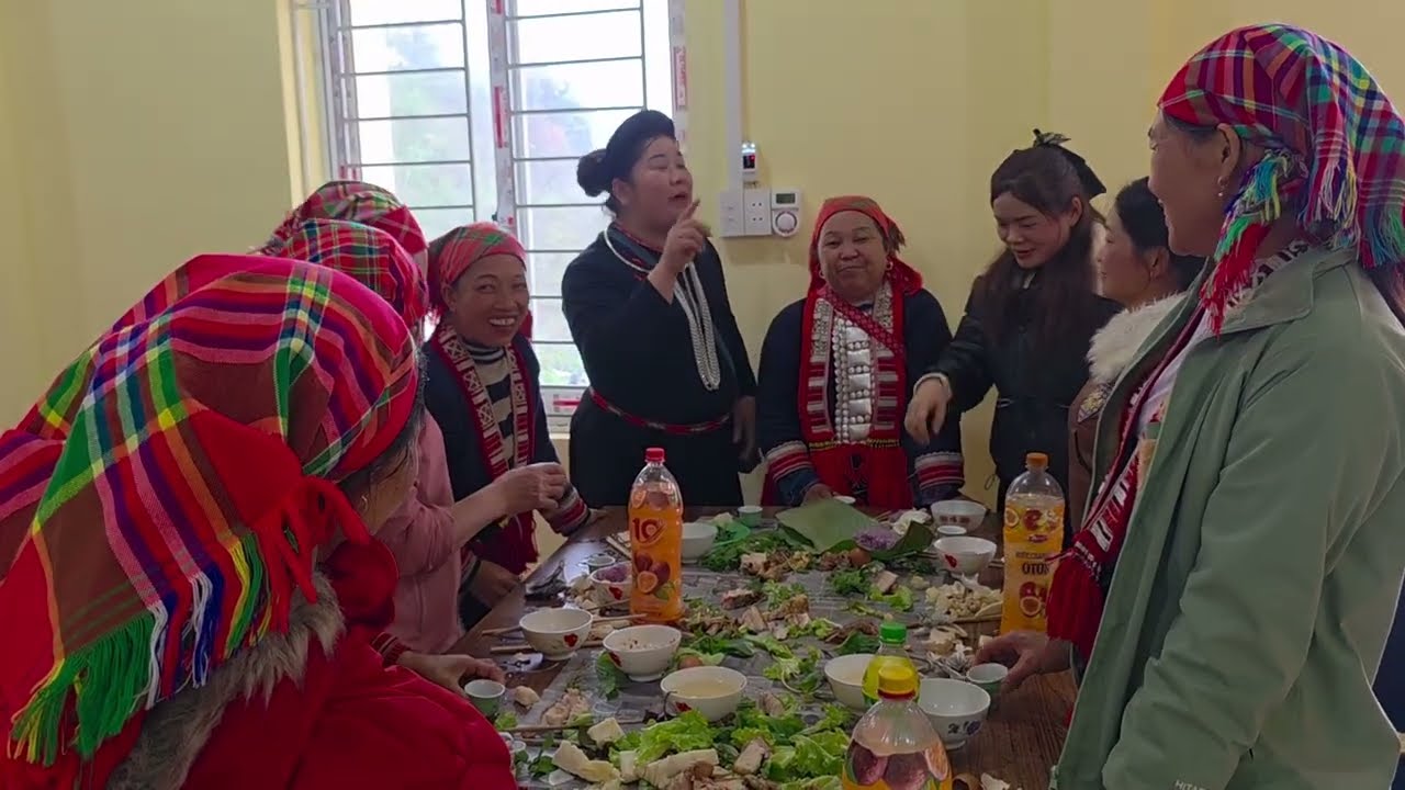 Mẹ A pú hát mừng 8|3