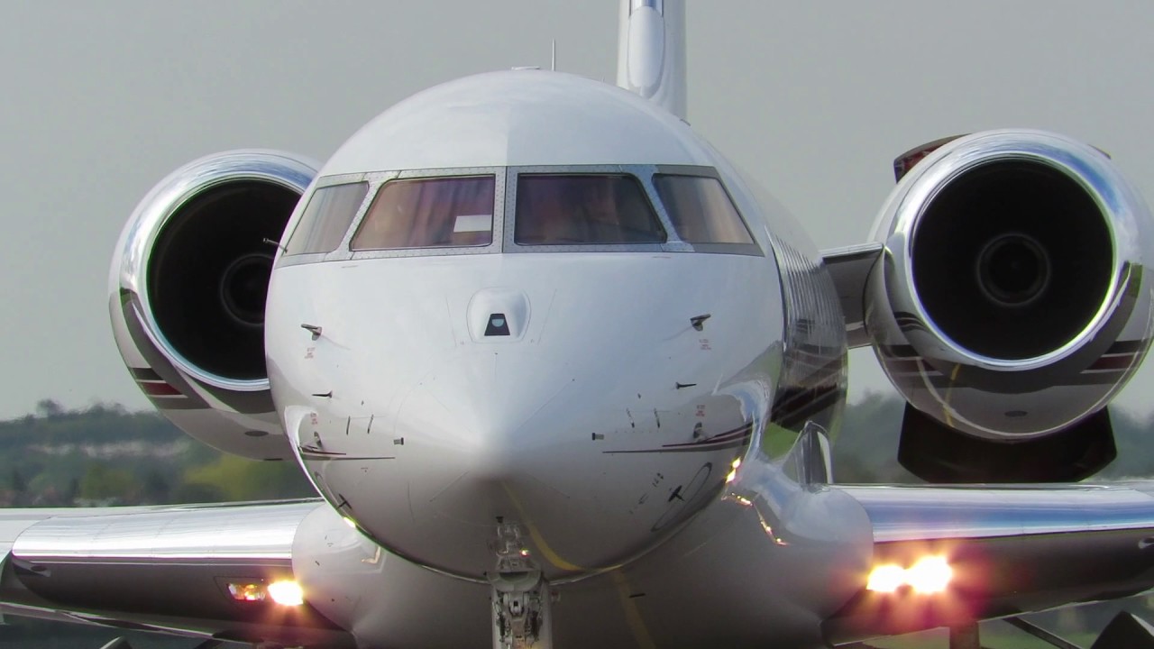 NetJets Europe GLEX CS-GLF deploys one thrust reverser for ground manoeuvring