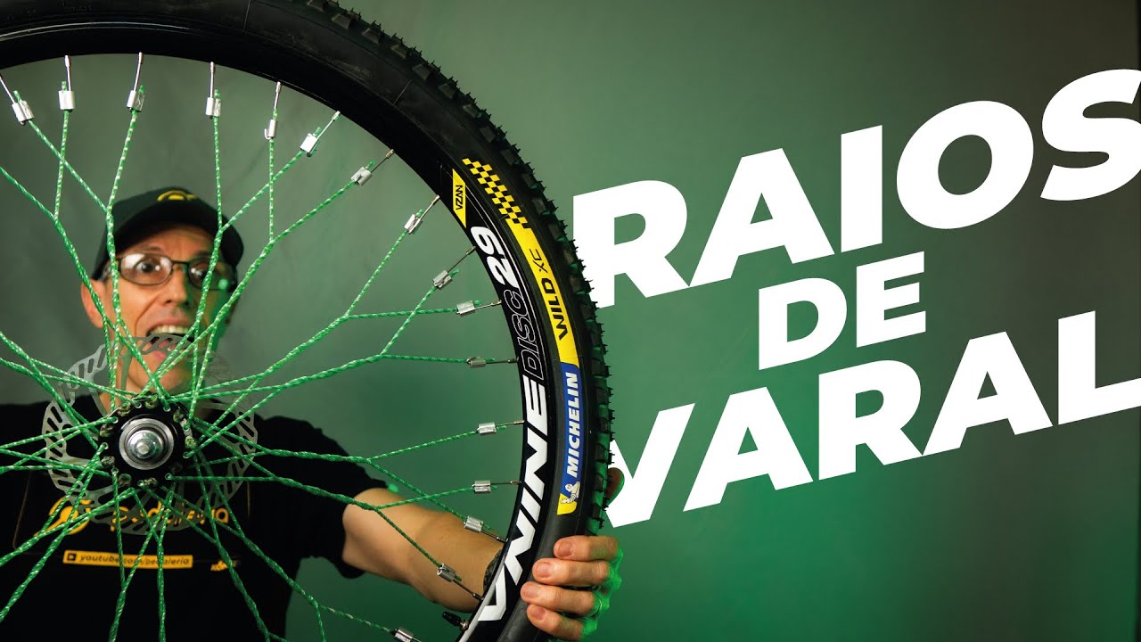 Raios de varal de pet na roda da bike. Pedaleria