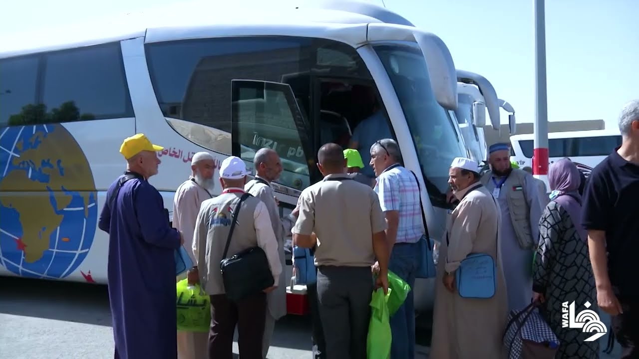 الحجاج  يغادرون معبر الكرامة في مدينة أريحا لأداء فريضة الحج