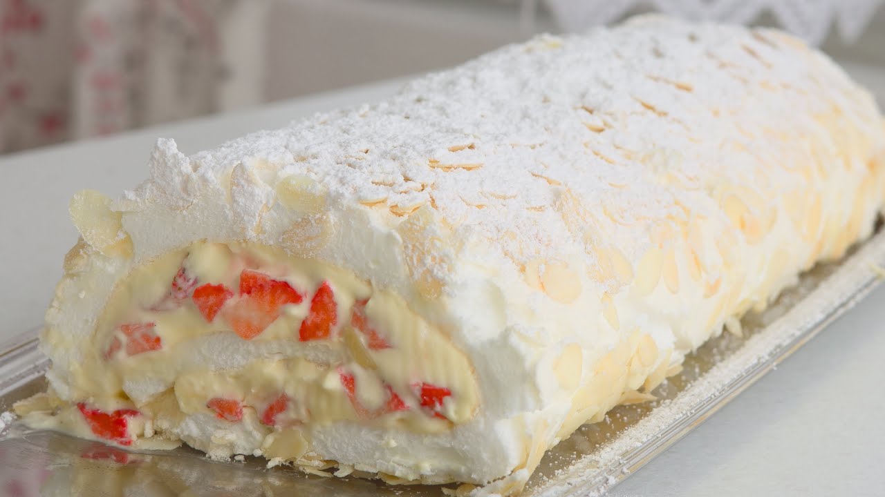 БЕЗЕ РУЛЕТ С КЛУБНИКОЙ