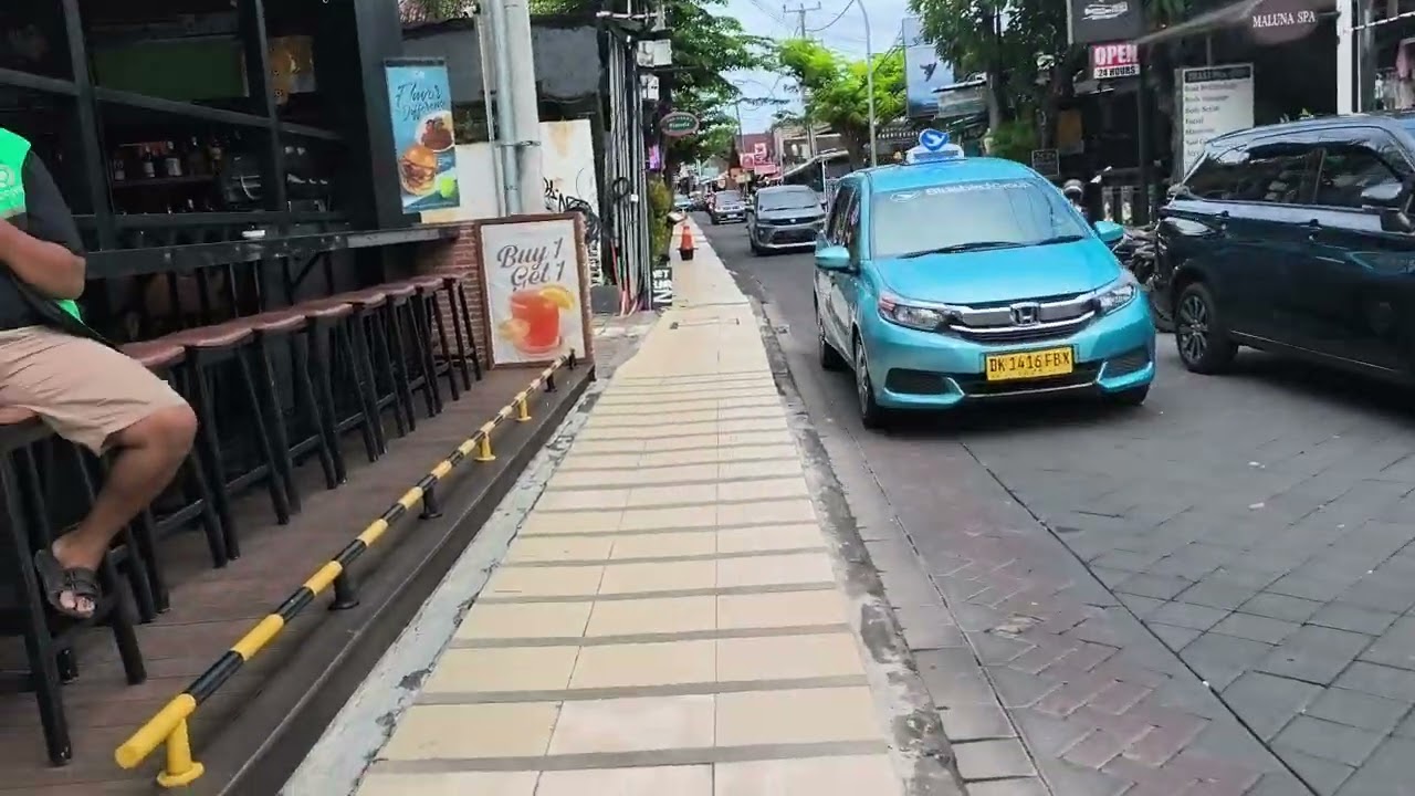 Jalan Padma Legian Bali Kuta luas banyak cafe toko baju Bali oleh2 khas Bali #solotravel #travel 