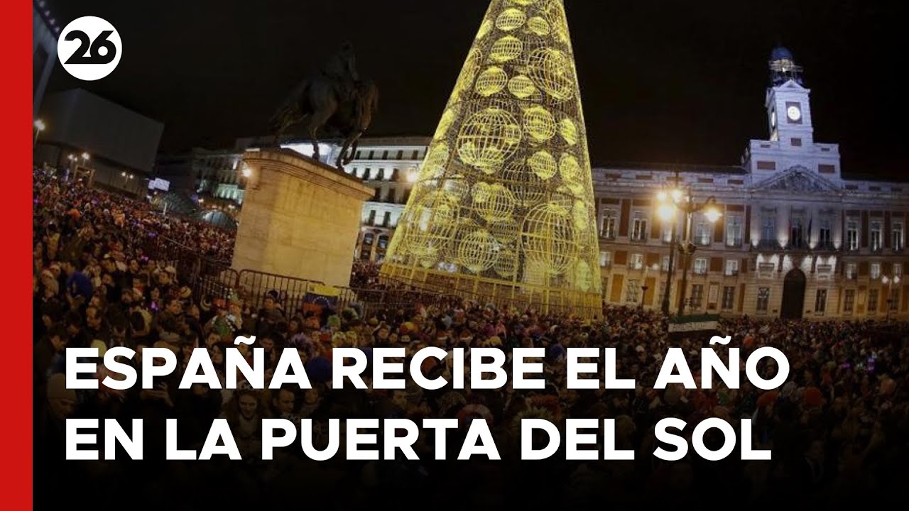 España recibe el año nuevo con las tradicionales campanadas y uvas en la Puerta del Sol