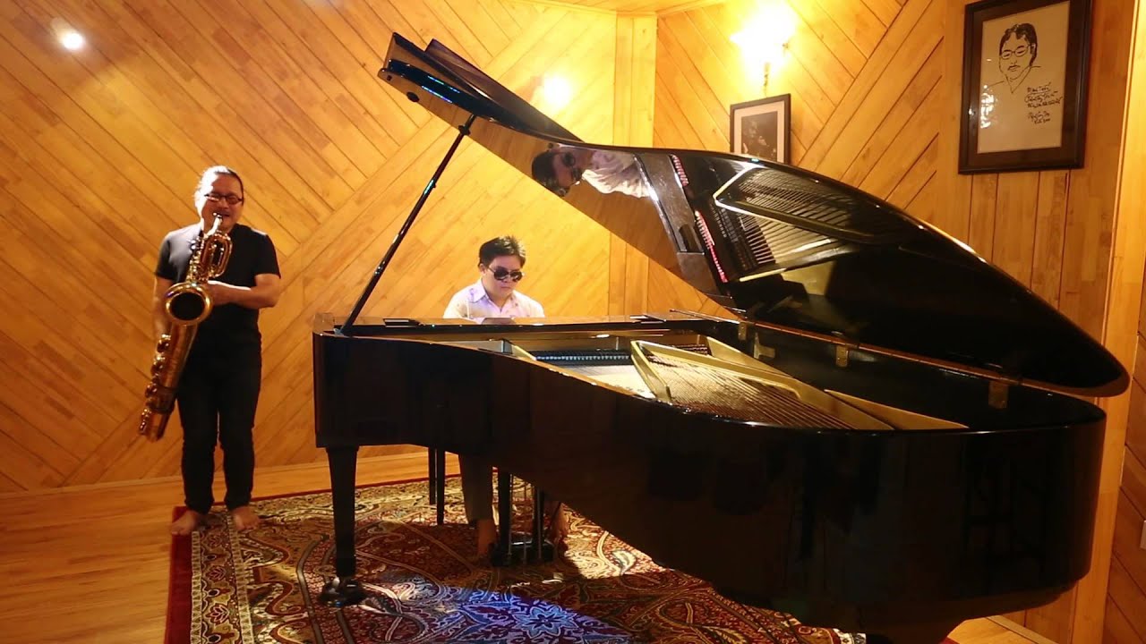 Tran Manh Tuan & Quoc Dat playing Chiec La Cuoi Cung after the recording session at TMT' studio.