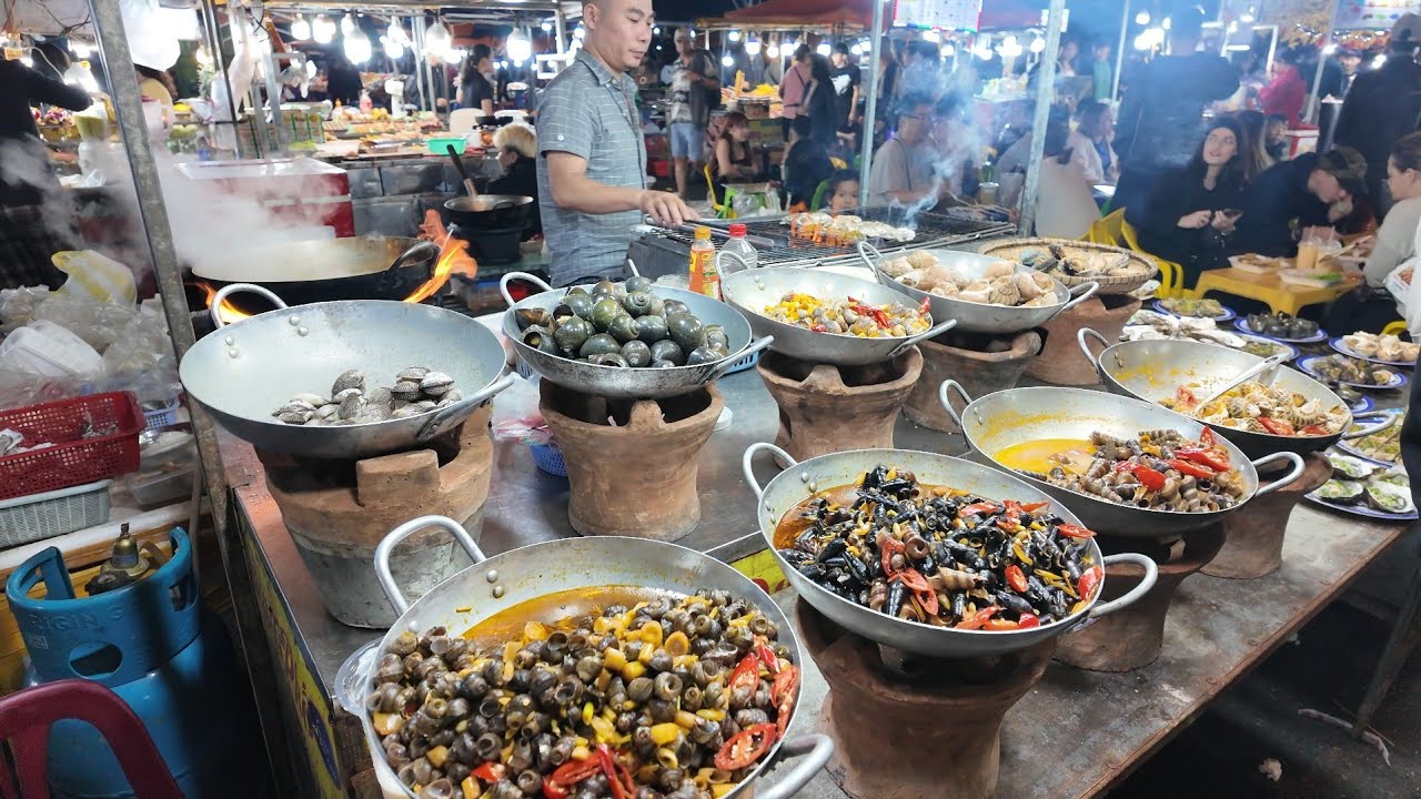 Hàng Trăm Đầu Bếp Chế Biến Phục Vụ Ẩm Thực Hải Sản Biển Chợ Đêm Sơn Trà Đà Nẵng