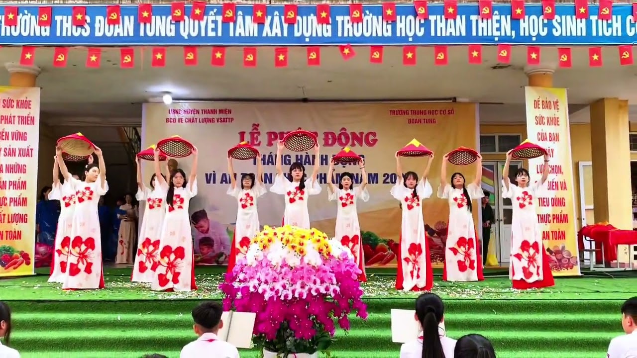 Múa Mẹ yêu con - Viết tiếp câu chuyện hòa bình - HS lớp 8B trường THCS Đoàn Tùng