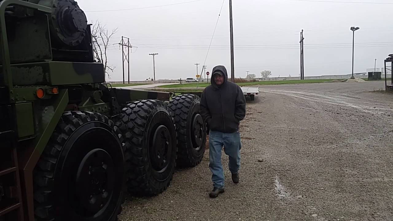 Oshkosh M1070 HET 8 x 8 Military Tractor Truck