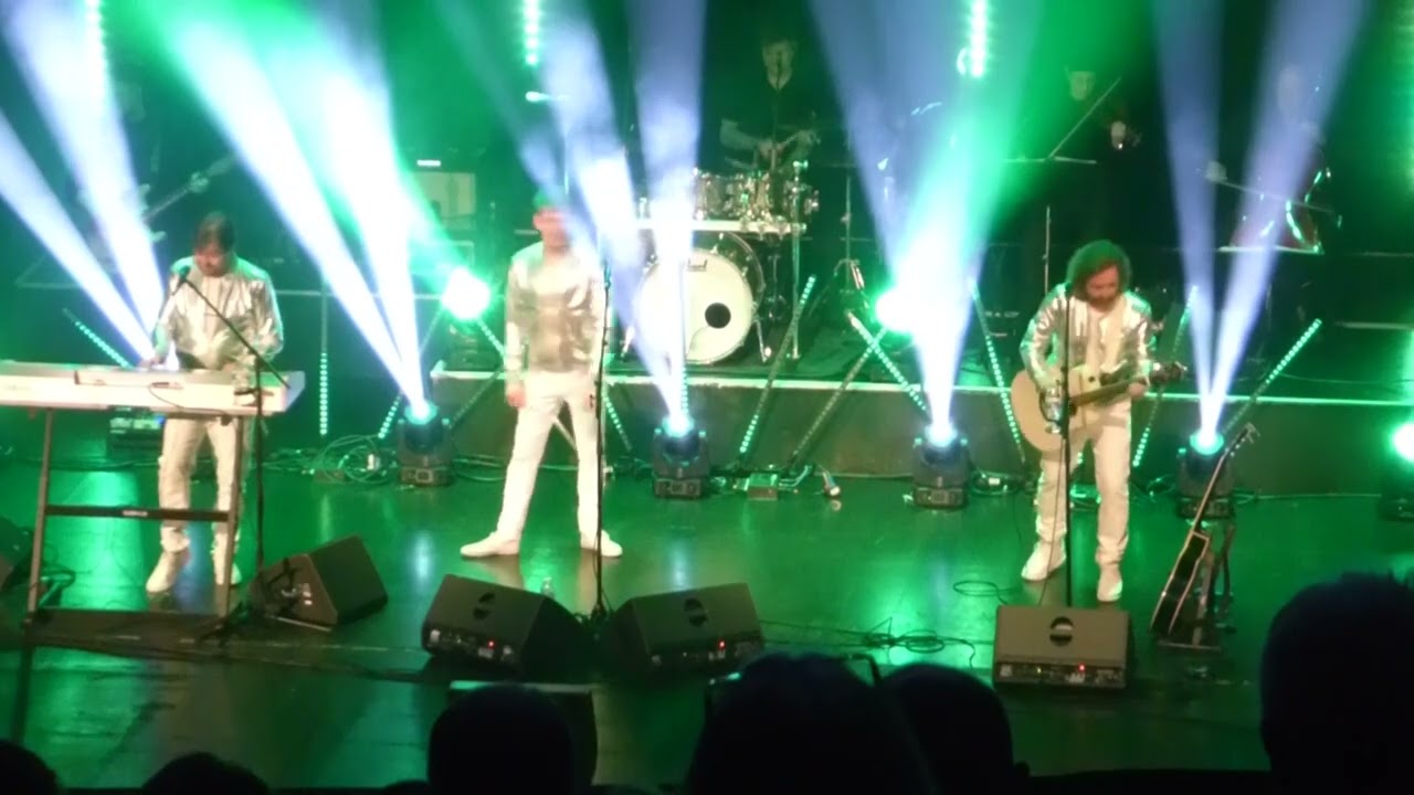 Bee Gees Tribute Show "Jive Talkin'" live.