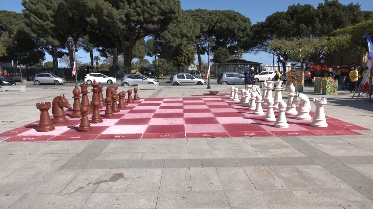 Locri: Piazza dei Martiri come scacchiera umana