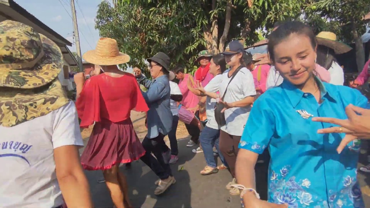 พี่ชุดแดง ปะทะสาวเสื้อฟ้าจ้วดดดยาวๆไปจ้า....แห่นาคบ้านไผ่ อ.ทรายมูล จ.ยโสธร
