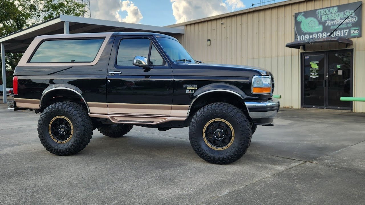 Ford Bronco 1995 года с двигателем Whipple Supercharged Coyote на шасси Ford F150 2014 года.